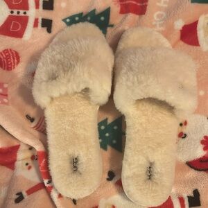 Brand New Cream UGG Plush Slippers
Size: 10